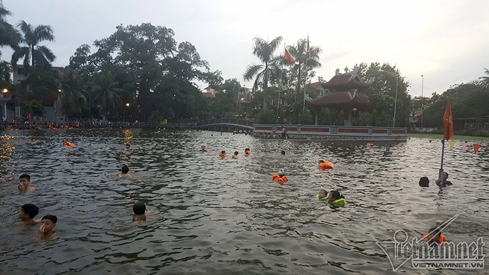 Ao tù hô biến thành bể bơi hút U60 "vùng vẫy" - 19 Ao tù hô biến thành bể bơi hút U60 "vùng vẫy" - 19