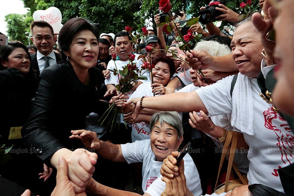 Yingluck Shinawatra: Người liên tục khiến chính trường Thái Lan "dậy sóng" - 19
Bà Yingluck đến Tòa án Tối cao tham dự phiên điều trần cuối cùng về cáo buộc liên quan đến chính sách trợ giá gạo hôm 21/7/2017. Ảnh: Bangkok Post