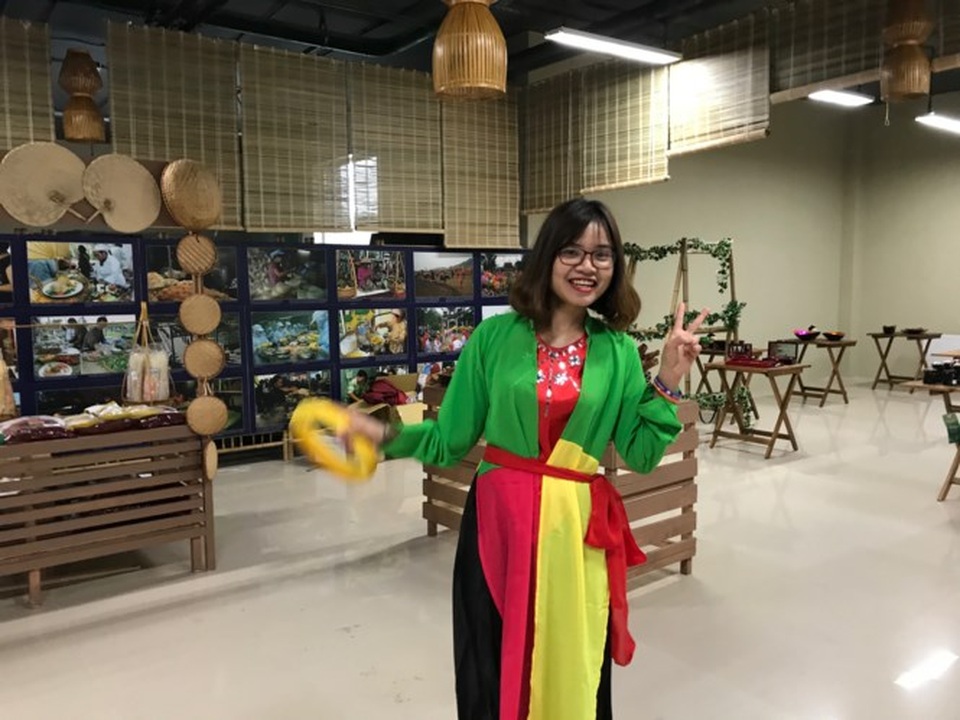 BTC rất chú trọng đến các hoạt động nghệ thuật truyền thống với các bài hát, điệu múa dân gian, hát Chèo, Quan họ, múa Lân, trình diễn Võ thuật, thời trang Áo dài Việt Nam,... nhằm mang đến cho người xem những cảm nhận thú vị về nét văn hóa độc đáo của Việt Nam. Một số nghệ sĩ nổi tiếng được mời từ trong nước sang như ca sĩ Dương Hoàng Yến, MC Thuỳ Linh… Trong ảnh là một cô gái tham gia chuẩn bị cho Festival trong trang phục dân tộc.