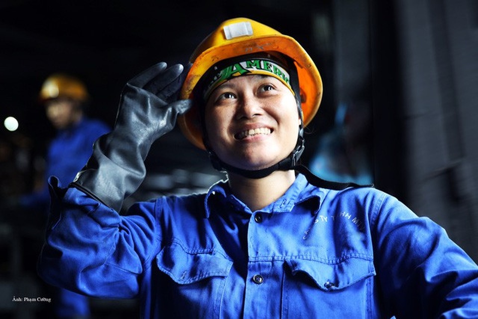 Khoảnh khắc chân thật về cuộc sống của những người thợ mỏ ở Quảng Ninh - 19 Cô gái nhà sàng Vàng Danh