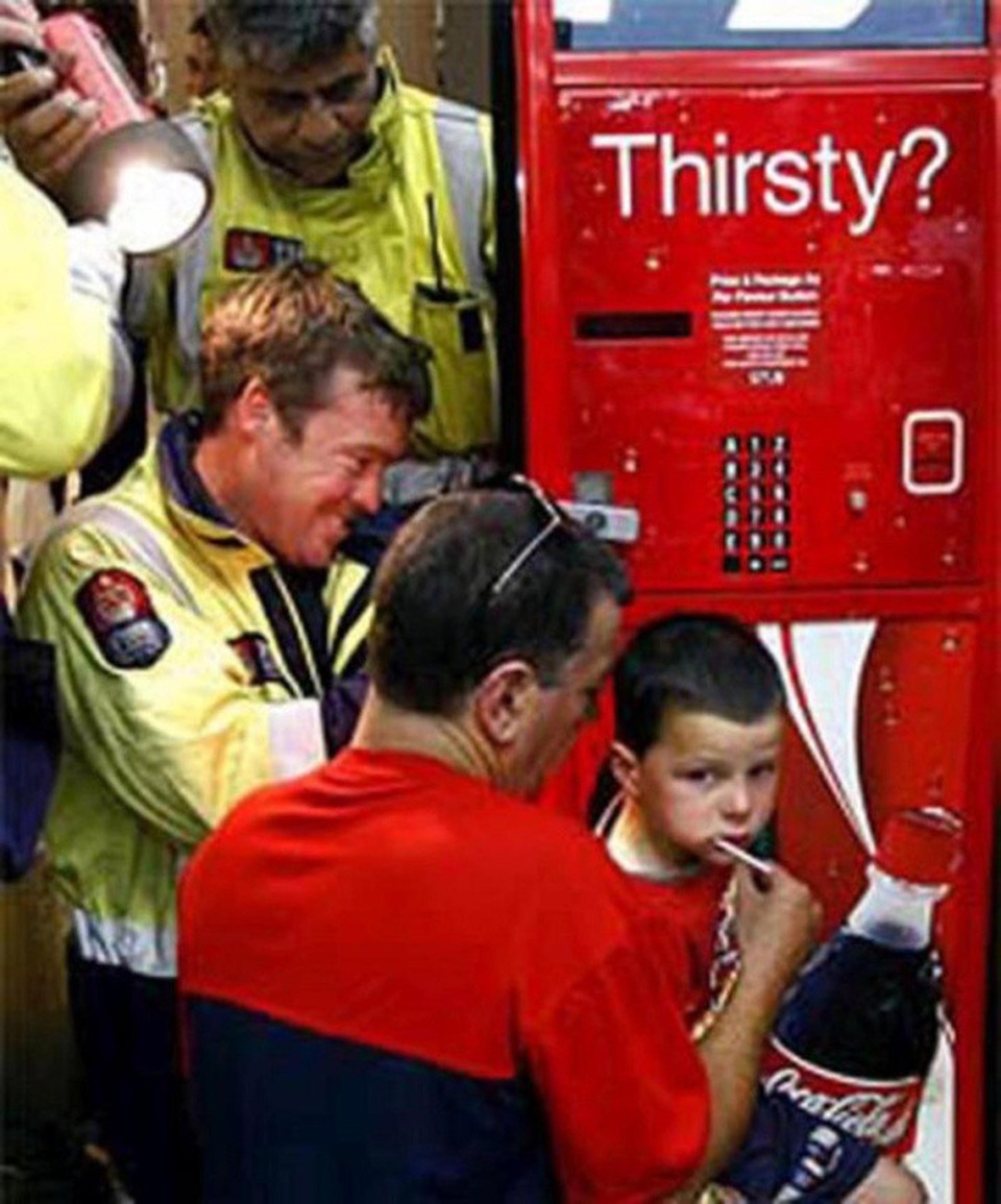 Khát quá nên chui vào máy bán nước tự động