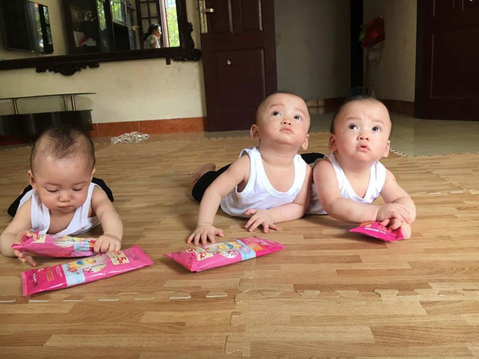 Những hình ảnh mới về 3 bé sinh cùng trứng hiếm gặp 200 triệu ca mới có 1 trên thế giới - 20 Những khoảng khắc vô cùng đáng yêu của 3 bé.