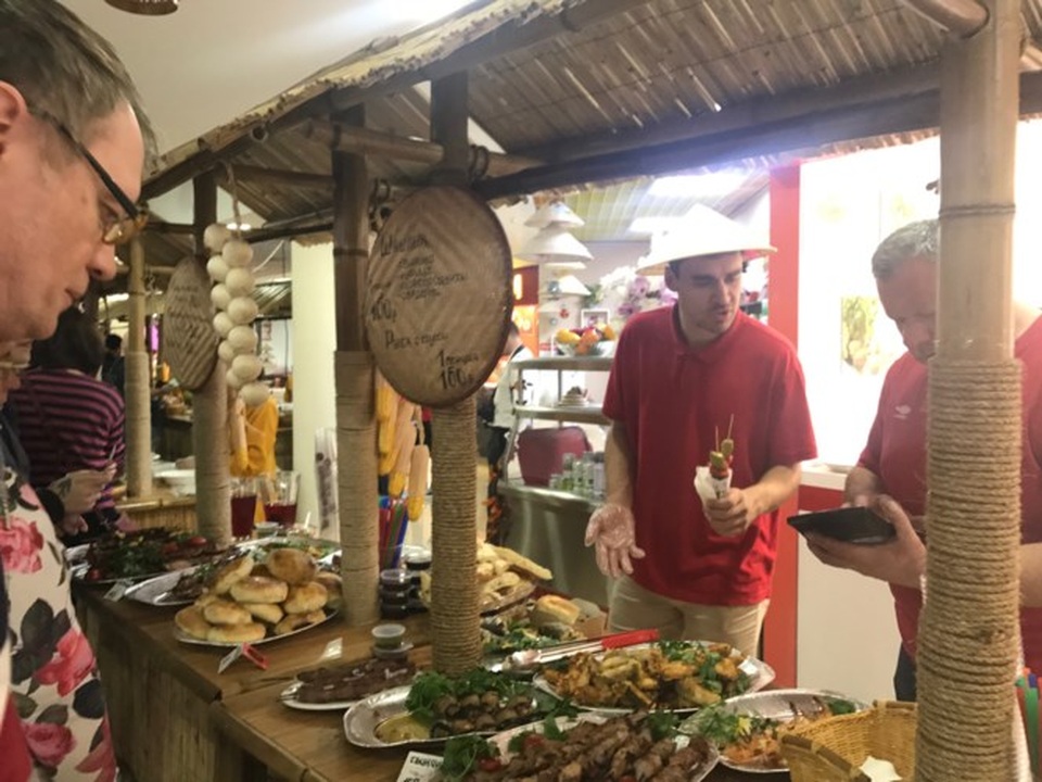 Rực rỡ Festival thức ăn đường phố Việt tại Nga - 20
Món ăn một số nước cũng tham dự Festival, trong đó có thịt nước Nga nổi tiếng và Chè Thái.