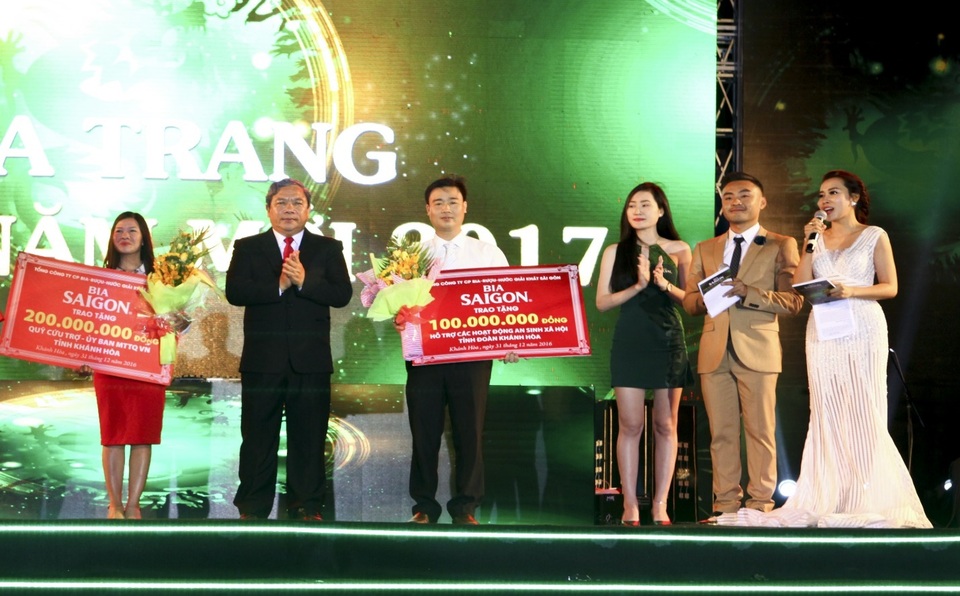 Ông Nguyễn Văn Thinh – Giám Đốc Công ty Thương Mại Bia Sài Gòn Nam Trung Bộ - Đại diện Tổng Công Ty Cổ Phần Bia Rượu Nước Giải Khát Sài Gòn (Sabeco) trao tặng biểu trưng cho các đơn vị.