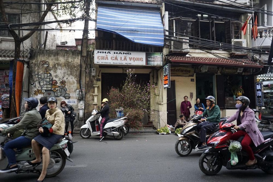 
Chuyến xe chở hoa đào nở sớm trên phố cổ Hà Nội tấp nập người qua l. Cành đào nở sớm thời điểm này chỉ chơi được 1 tuần, qua ngày ông công ông táo lại mua lần nữa chính thức đón tết. Vì thế, những cành đào nở đẹp gọn gàng, giá phải chăng đang khá đắt hàng.
