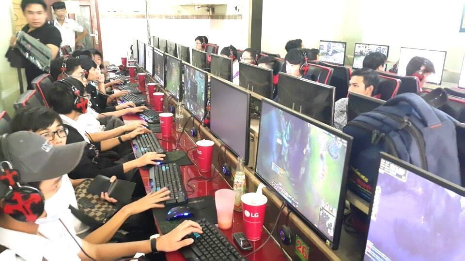 Cẩn thận với màn hình máy tính không rõ nguồn gốc - 2 Đại diện một số quán game cao cấp ở thành phố HCM khẳng định chỉ dùng hàng mới chính hãng để bảo đảm chất lượng và các vấn đề bảo hành.