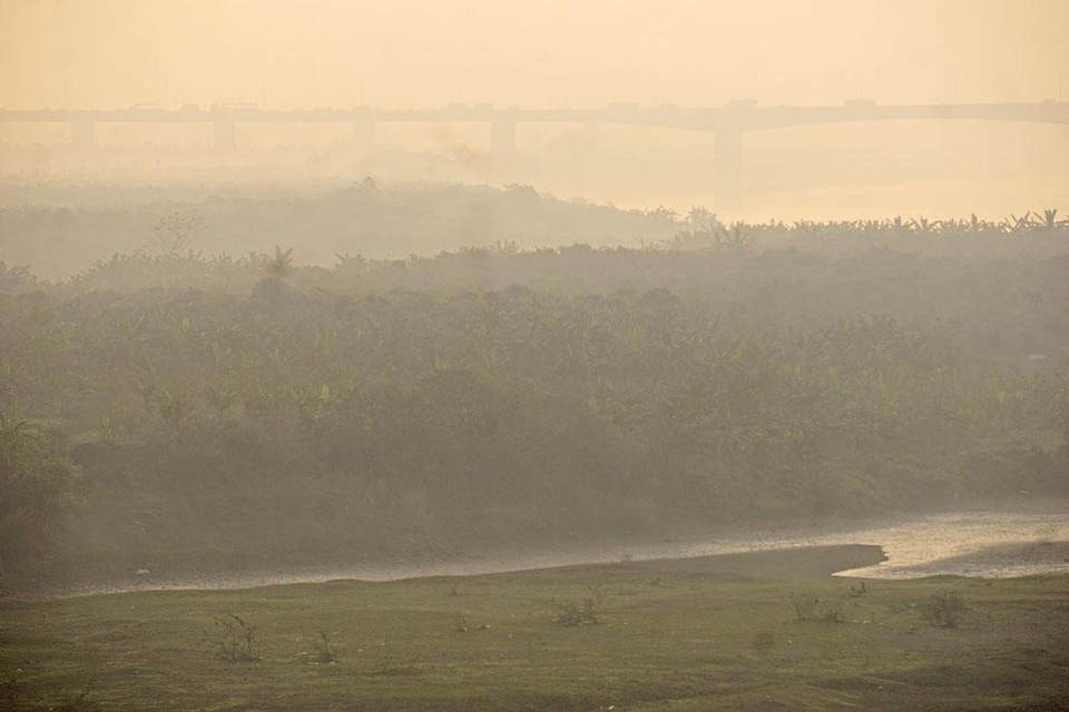 Bãi sông này trải dài trên một vùng rộng lớn với thảm cỏ xanh cây xanh ngắt.