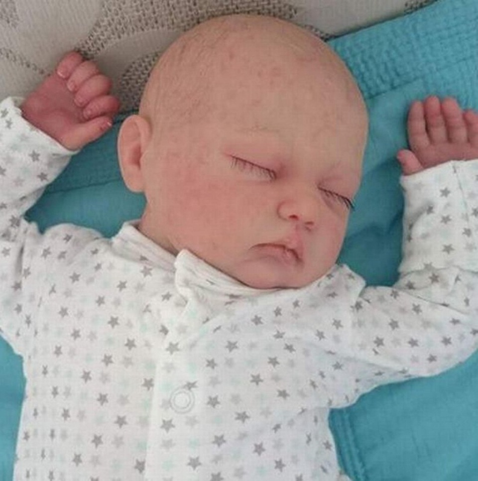 Không thể sinh con, cặp vợ chồng rủ nhau nuôi búp bê - 2 George có vẻ ngoài kết hợp giữa Crystal và Terry