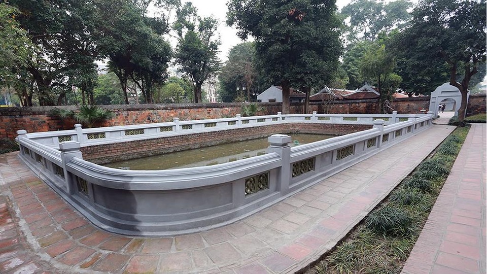 Văn Miếu - Quốc Tử Giám được phủ vôi xám thay màu tường xưa cũ - 2 Cả những đoạn tường rào thấp cũng được quét vôi xám. Đơn vị chủ trì việc này là Trung tâm Hoạt động văn hóa khoa học Văn Miếu và Viện Bảo tồn di tích Quốc gia.