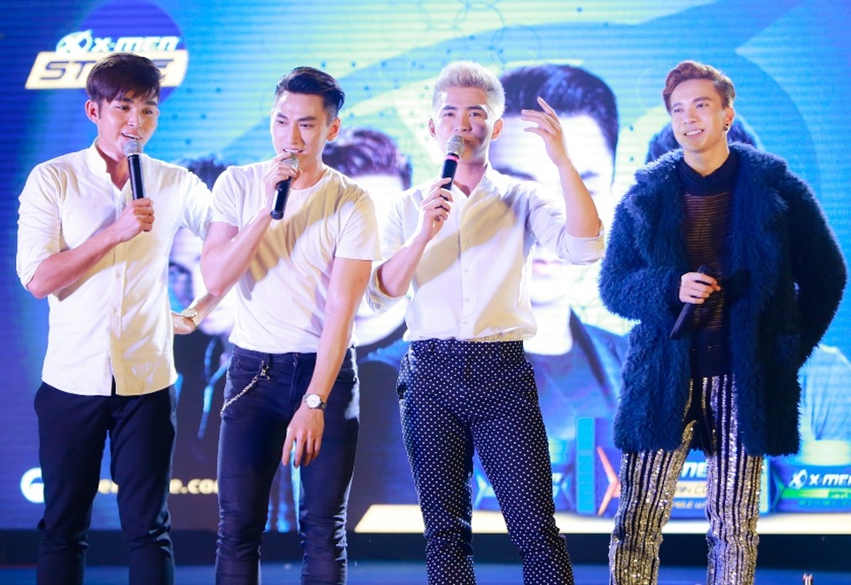 365 khuấy động bầu không khí của khuôn viên trường ĐH CNTT với giai điệu sôi động của Bống bống bang bang, Who is the best. Trong lòng khán giả, các anh vẫn là những anh chàng điển trai, nhảy đẹp, hát sung như ngày nào.