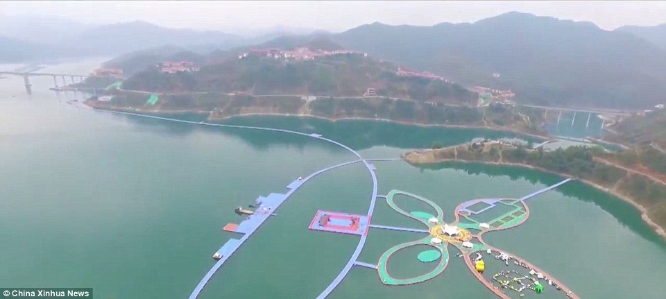 Trung Quốc mở tuyến đường đi bộ khổng lồ trên nước dài 50km - 3 Hiện tại, hơn 60.000 khách du lịch đã đến đây tham quan