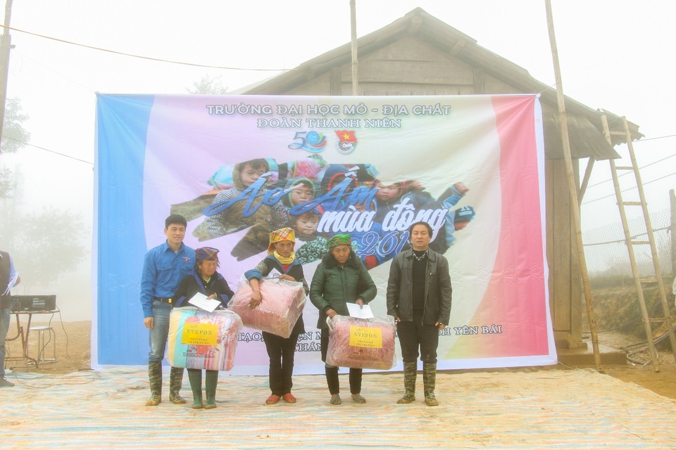Hành trình đầy ý nghĩa của Đoàn Thanh niênTrường ĐH Mỏ - Địa chất tại xã Chế tạo - Mù Cang Chải - 2
PGS.TS Trần Xuân Trường - Phó Hiệu trưởng và ThS. Trần Anh Dũng - Bí thư Đoàn thanh niên Trường tặng quà cho các gia đình chính sách có hoàn cảnh khó khăn ở xã Chế Tạo