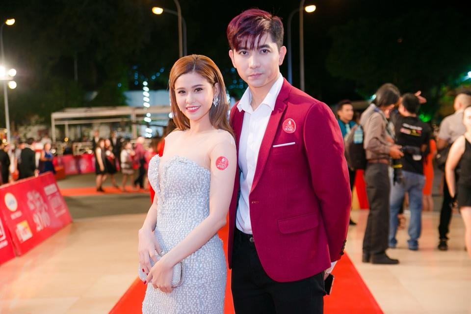 Hari Won & Sơn Ngọc Minh cháy cùng Hội Xuân văn nghệ sĩ 2017 - 2 Tim & Trương Quỳnh Anh cũng là một cặp đôi được chú ý khác tại Hội Xuân Văn Nghệ Sĩ 2017.