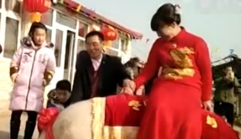 Cô dâu cưỡi lợn khổng lồ về nhà chồng - 3 Cô dâu cưỡi lợn khổng lồ về nhà chồng - 3