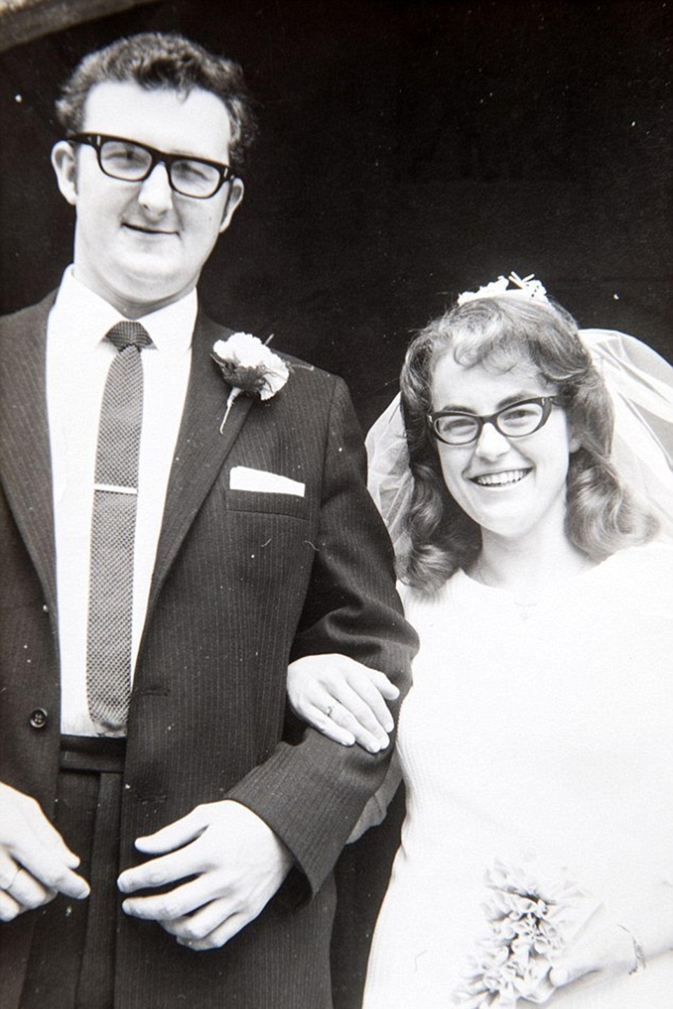 Tìm thấy nhẫn cưới sau 32 năm đánh rơi - 2 Cụ bà kết hôn năm 1970 và đánh mất nhẫn 15 năm sau khi cưới