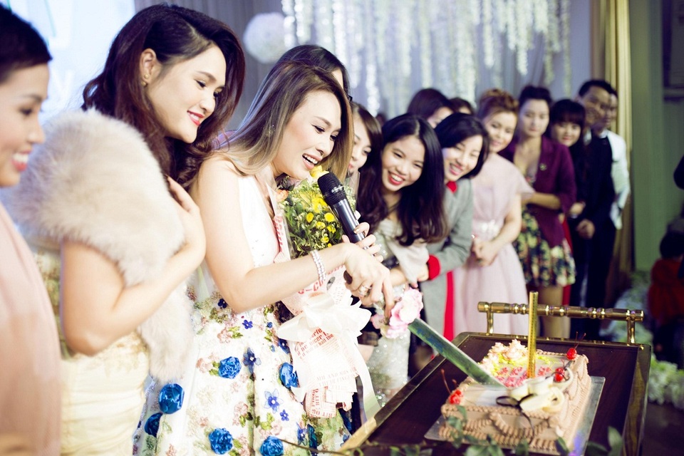 Mỹ Tâm cắt bánh sinh nhật do BioCosmetics đặc biệt chuẩn bị.