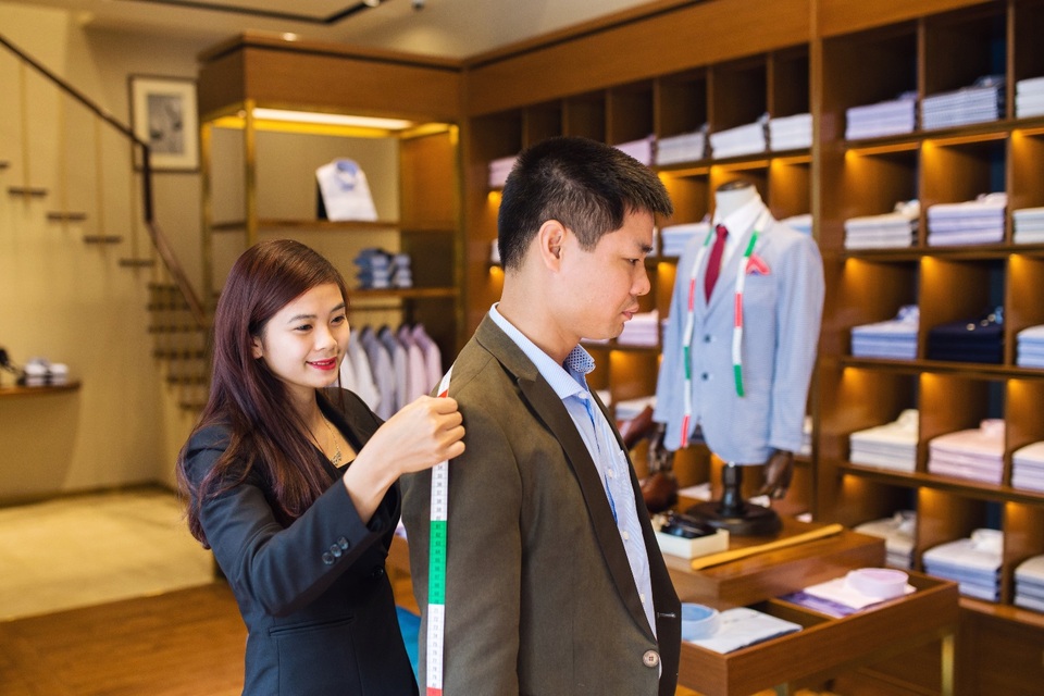 Trải nghiệm khó quên tại cửa hàng sơ mi nam đầu tiên chuẩn Nhật ở Việt Nam - 2 Các Shirt advisor luôn tận tình tư vấn cho khách
