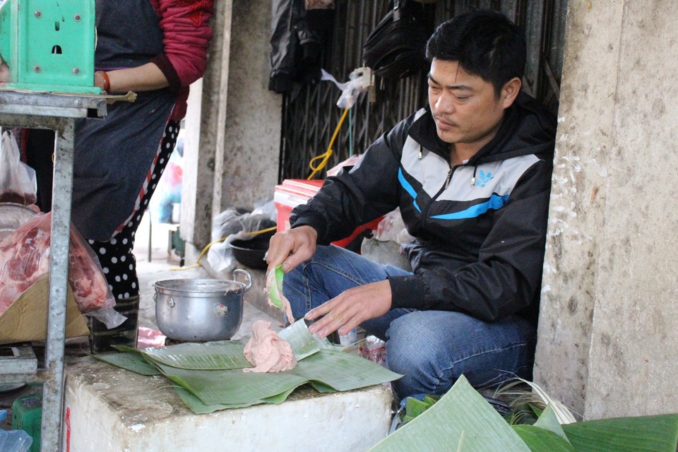 Lãi từ 3 - 4 triệu đồng/ngày nhờ làm giò sạch lấy ngay dịp Tết - 1
Sau khi chọn mua thịt, khách được làm giò ngay tại quầy
