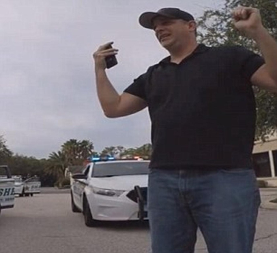 Màn cầu hôn đình đám viện đến cả... xe cảnh sát - 2 Người đàn ông 38 tuổi giả vờ sợ hãi khi ra khỏi xe