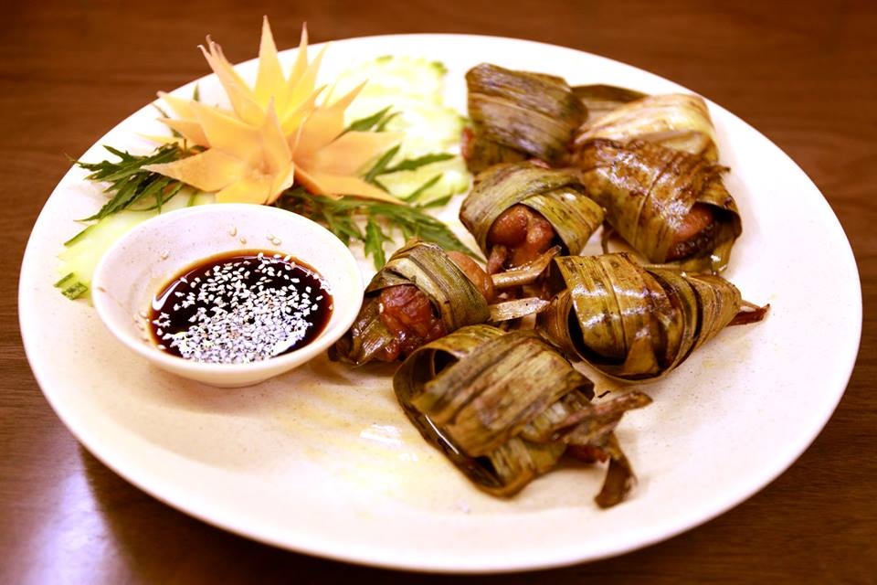 Món gà cuốn lá nếp với thịt gà ngọt tự nhiên vì được bọc bởi lớp lá nếp thơm lừng.