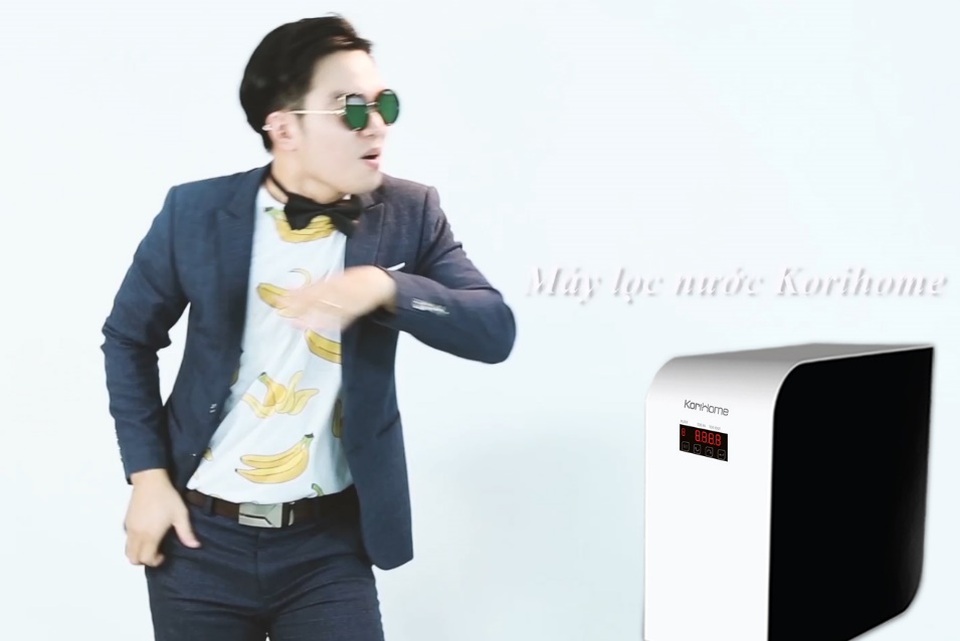 Truyền tải thông điệp sống khỏe - 2 Hàng ngày, với những nhu yếu phẩm cơ bản như nước uống, đồ ăn… nếu như bạn không biết cách chọn lựa, sẽ làm ảnh hưởng nghiêm trọng tới sức khỏe, bởi sự ô nhiễm hiện nay về cả nguồn nước, lẫn thực phẩm bẩn. Khi bạn chọn lựa việc sống khỏe, tức là bạn cần tới nước sạch, thực phẩm được chế biến an toàn – và việc lựa chọn KoriHome cùng những sản phẩm chất lượng cao từ Hàn Quốc là máy lọc nước, hay các sản phẩm gia dụng khác được thiết kế theo kiểu dáng Hàn Quốc và gia công theo đúng chuẩn công nghệ Hàn Quốc, đảm bảo tốt cho sức khỏe người tiêu dùng và vô cùng tiện nghi cho cuộc sống.