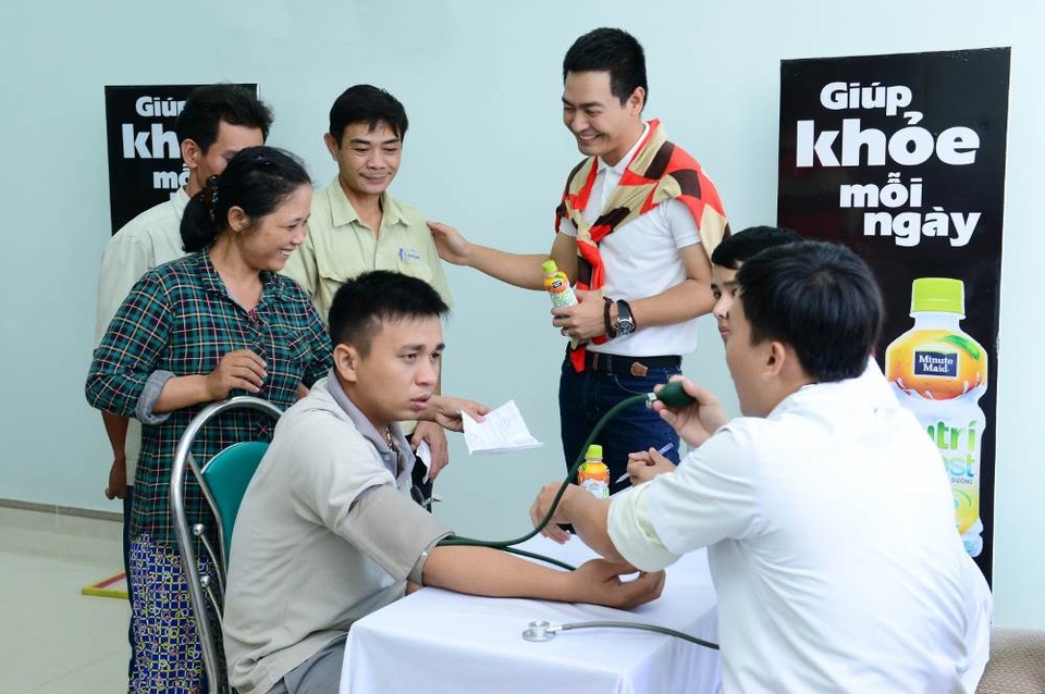 MC Phan Anh chia sẻ “bí kíp” duy trì sức bền - 2 Với sự gần gũi và thân thiện, Phan Anh đã gây ấn tượng mạnh mẽ với bà con Quảng Nam