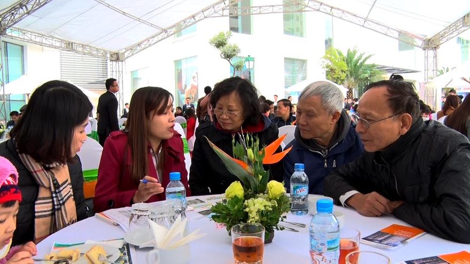 Hàng trăm khách hàng tham dự sự kiện “An Bình City – Cùng mua cùng ở” - 2
Rất nhiều khách hàng tới tham dự sự kiện là cư dân dự án Greenstars