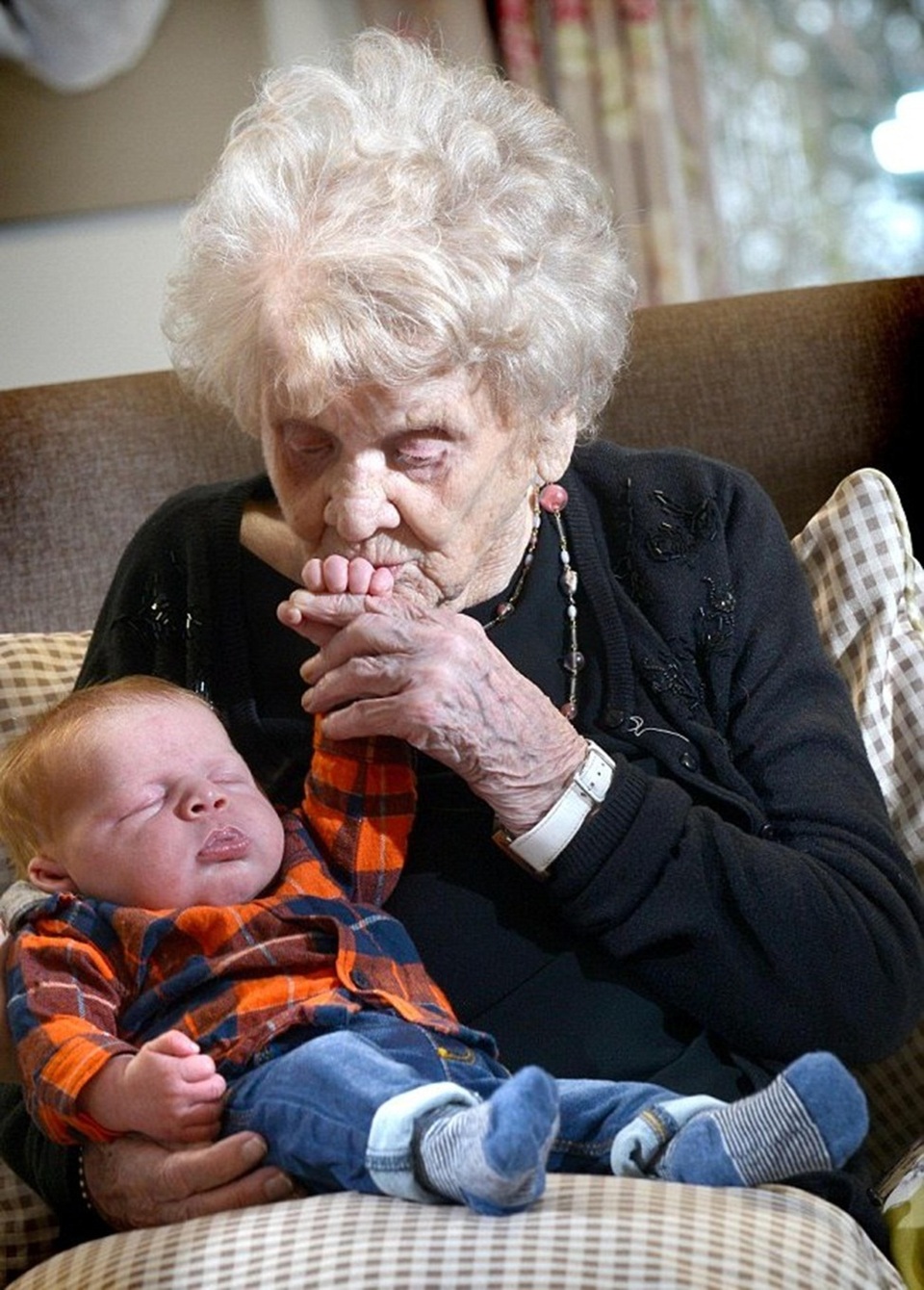 Bà Hilda hạnh phúc hôn tay bé Finley