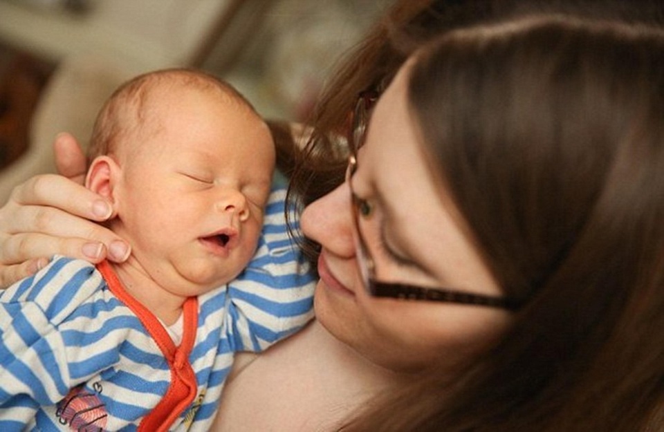 Bé Philip nặng 6 pounds 4 oz (hơn 2,8 kg) lúc chào đời