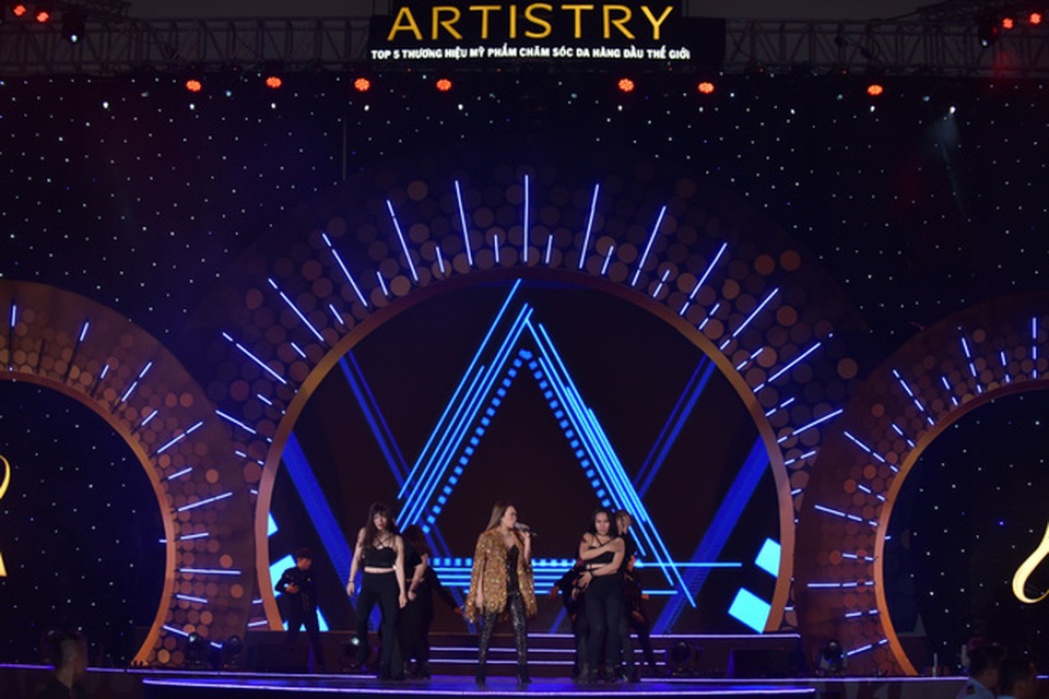 Giọng ca “Họa mi tóc nâu” Mỹ Tâm cực xung trên sân khấu