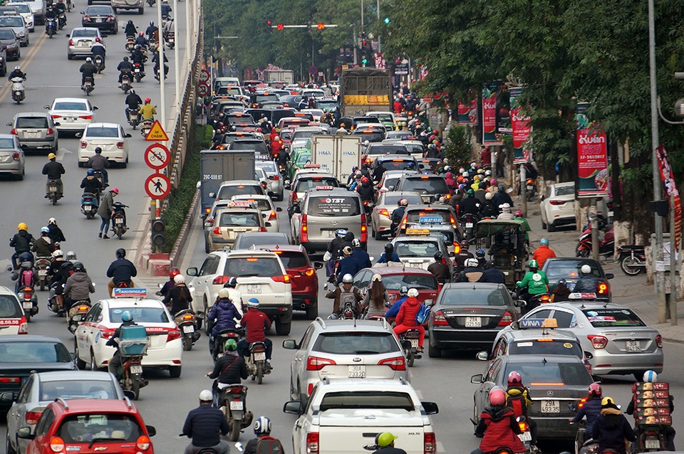 Cận Tết, giao thông khắp Hà Nội “căng như dây đàn” - 2
Điểm giao Trần Duy Hưng – Láng, mỗi khi có đèn đỏ là phương tiện giao thông ùn ứ, thường phải đợi vài nhịp đèn mới có thể qua được nút giao.