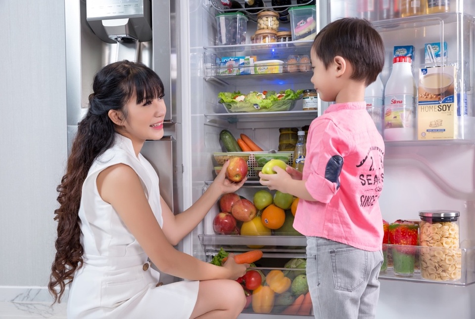 “Cuộc chiến” bảo quản thực phẩm Tết của Lý Hải - Minh Hà - 2 “Rio rất thích cùng mẹ sắp xếp thực phẩm. Tủ lạnh LG Side by Side nhà mình khá lớn nên chàng tha hồ tung hoành khi giúp mẹ” – Minh Hà bật mí