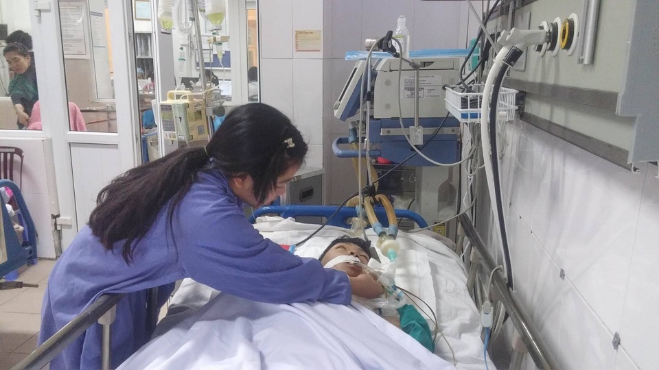 Ấm lòng Tết bệnh viện - 3 Cô bé Nga chăm anh trai tại bệnh viện.