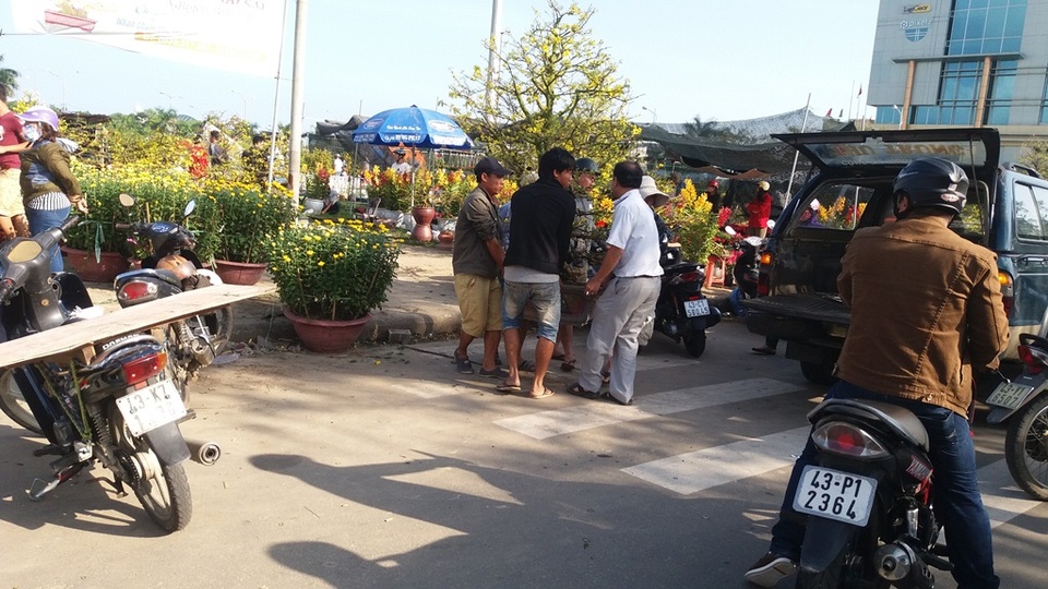 Cuối ngày 30 Tết, hoa, cây cảnh đồng loạt “xả hàng” - 25 Nhiều người hối hả mang xuân về nhà