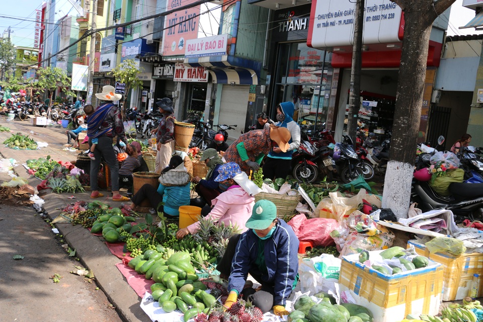 Cuối ngày 30 Tết, hoa, cây cảnh đồng loạt “xả hàng” - 52 Chợ phố nhưng không khác gì chợ quê với các mặt hàng đơn giản và rẻ