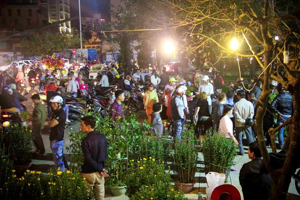 Người dân cả nước hân hoan trong phút giao thừa - 75 Chợ hoa tại Nhà Văn hóa Thông tin tỉnh đến hơn 19h tối giao thừa năm Bính Thân vẫn đông kín người mua hoa (ảnh: Nụ - Nga)