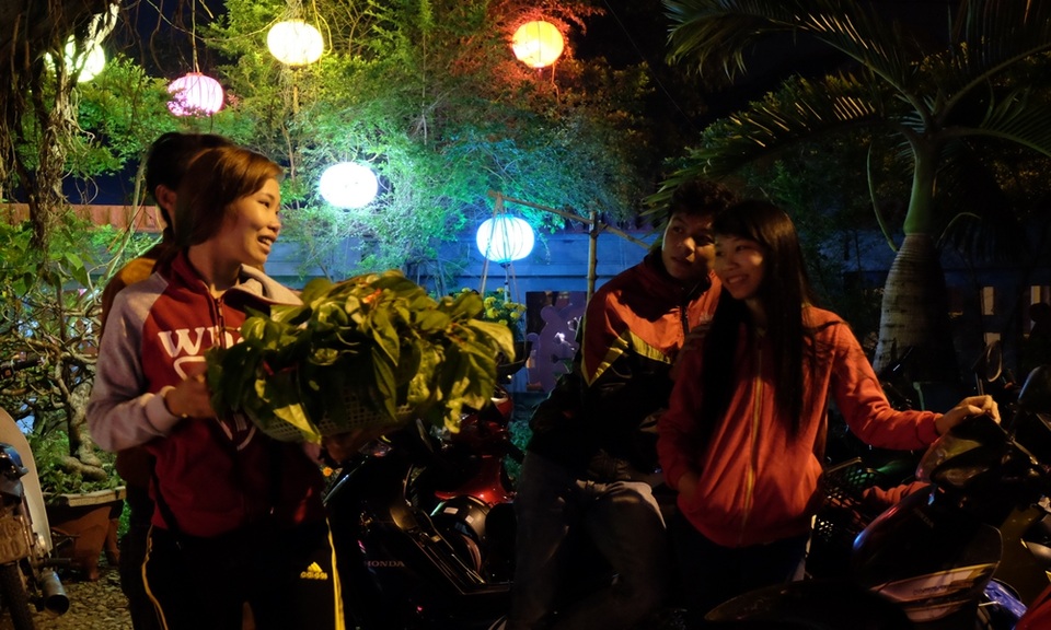Không pháo hoa, giao thừa đậm chất văn hoá Việt - 23 Trầu, muối được bày bán trước cửa chùa để người đi lễ mua lộc đầu năm