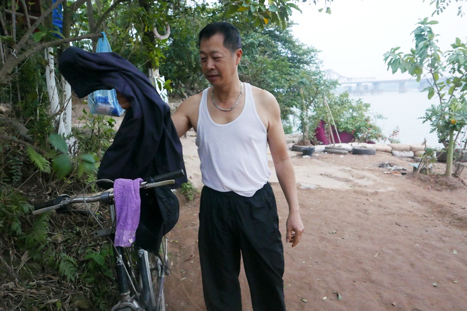 Khai xuân "độc nhất" Hà Thành: Tắm sông Hồng sáng mùng 1 Tết - 2
Bãi sông quen thuộc nơi ông Phúc bơi hàng ngày nằm giữa hai cây cầu Long Biên và Chương Dương. Dù ở vị trí trung tâm thành phố, nơi đây la một thế giới tách biệt, như một khu rừng ngăn cách với đô thị bởi bốn bề sông nước.