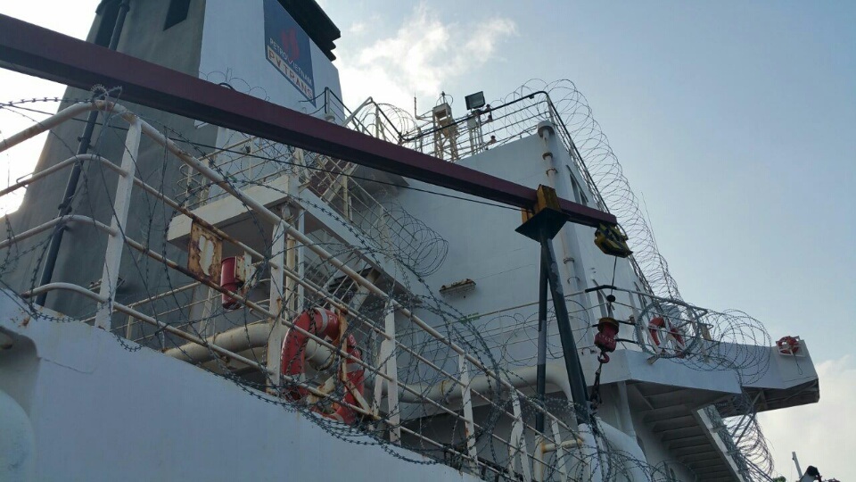 Một tàu dầu khí Việt Nam đi vào vùng chiến sự Yemen - 2 Bảo vệ các vị trí xung quanh khu vực cabin bằng dây thép gai