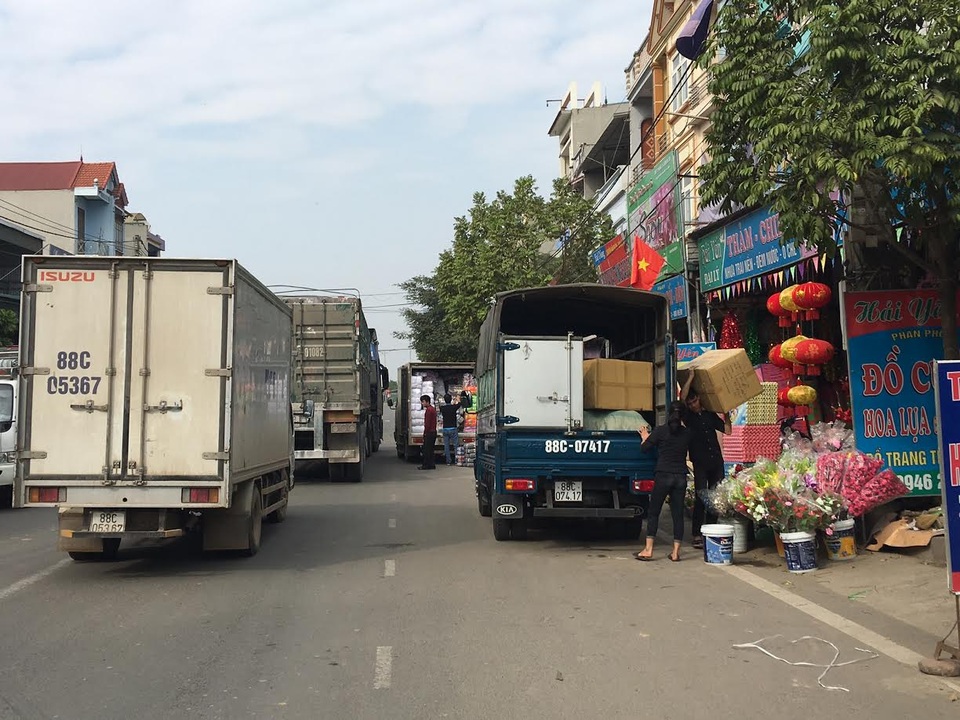 Tay buôn Thổ Tang kéo cả làng lên núi mở chợ: Đại gia bái phục - 2
Những chuyến xe hàng đánh ngược lên vùng cao mang theo nhiều mặt hàng thiết yếu