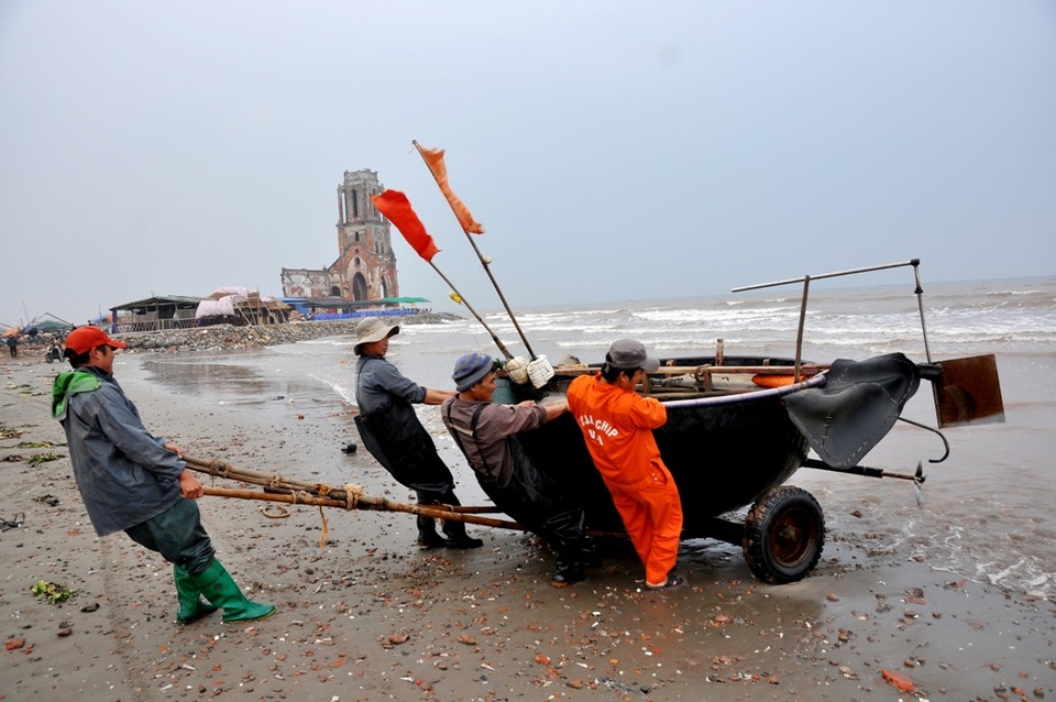 Ngư dân "thắng lớn" trong chuyến đi biển đầu năm - 2 Trong năm, hoạt động ra khơi đánh bắt của ngư dân nơi đây diễn ra hàng ngày. Tuy nhiên, dịp Tết Nguyên đán, họ thường lấy ngày mùng 4 Tết để ra khơi với ý nghĩa khởi đầu công việc của một năm mới.