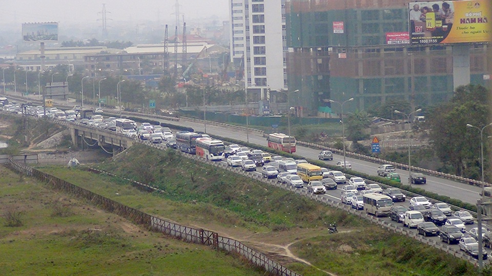 Cửa ngõ Hà Nội ken đặc người đổ về Thủ đô sau kỳ nghỉ Tết - 13 Ô tô nối đuôi nhau trên đường về Thủ đô sau kỳ nghỉ Tết Nguyên đán