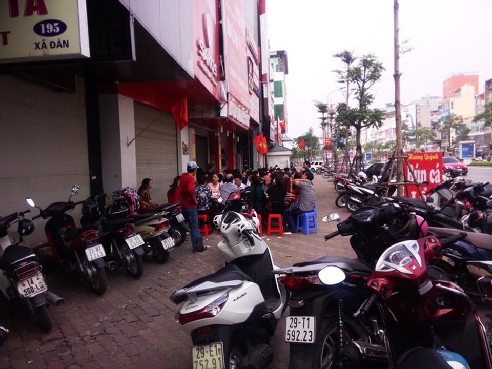 Bội thực giò thịt, dân đứng đợi 30 phút để được ăn bún cá - 2 Vỉa hè được chủ quán tận dụng kê bàn và để xe cho khách. Ảnh: Diệu Bình