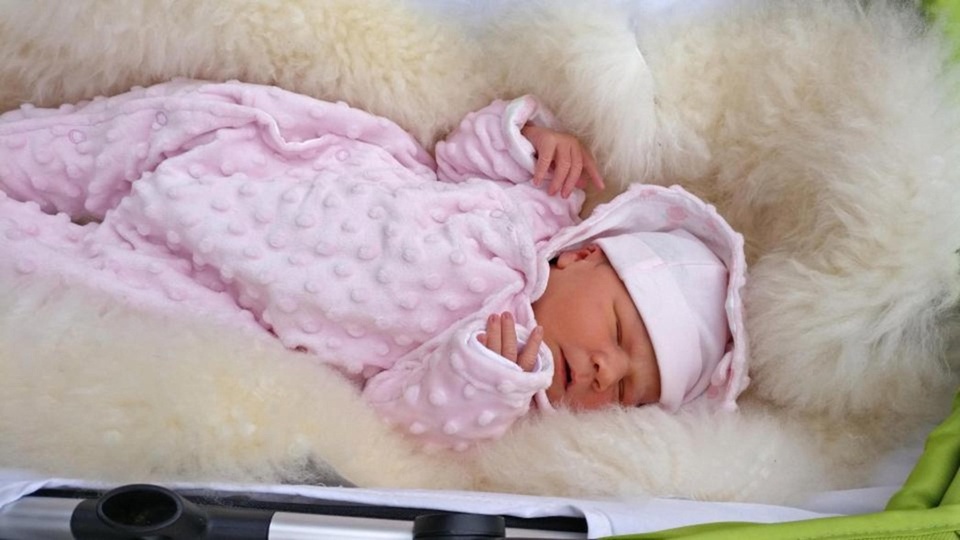Sinh con gái đầu tiên trong dòng họ hơn 100 năm chỉ toàn con trai - 2 Rachel là cô bé đầu tiên của dòng họ trong hơn 100 năm nay