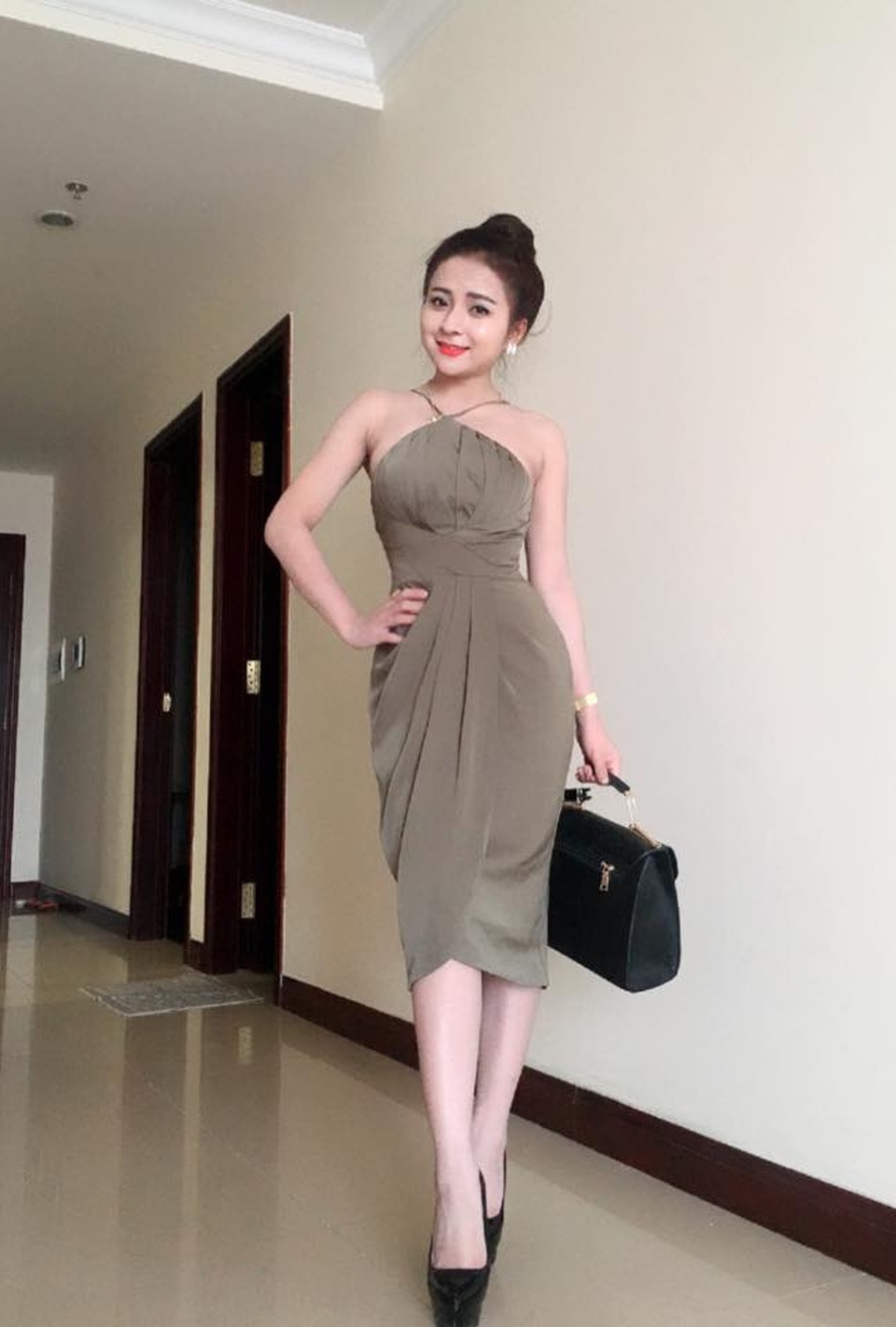Mê mẩn nhan sắc hot girl xứ Nghệ hát ví dặm để tránh bị mời rượu - 1
Ngọc Ánh là một tín đồ thời trang, gu thời trang của cô thường tôn lên những đường nét sexy nhờ chăm chỉ tập luyện