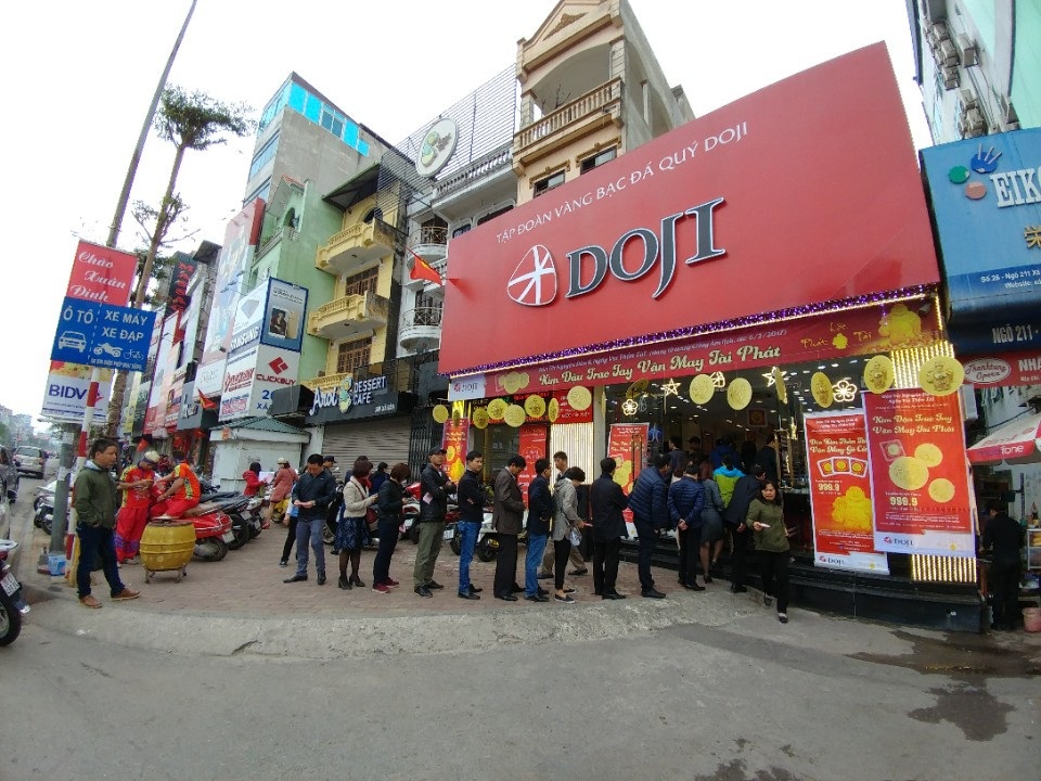 Chen chân mua Gà trống vàng cầu may từ sáng sớm - 2 Chen chân mua Gà trống vàng cầu may từ sáng sớm - 2