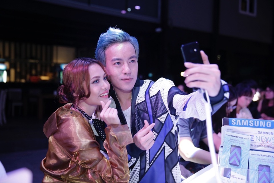 Là những người hoạt động chuyên nghiệp trong lĩnh vực thời trang, cả Fung La và stylist Mạch Huy đều vô cùng ấn tượng với thiết kế kim loại và kính thời thượng cùng các màu sắc đón đầu xu hướng như Đen Thiên Thạch, Vàng Thạch Anh và Hồng Anh Đào trên Galaxy A 2017.