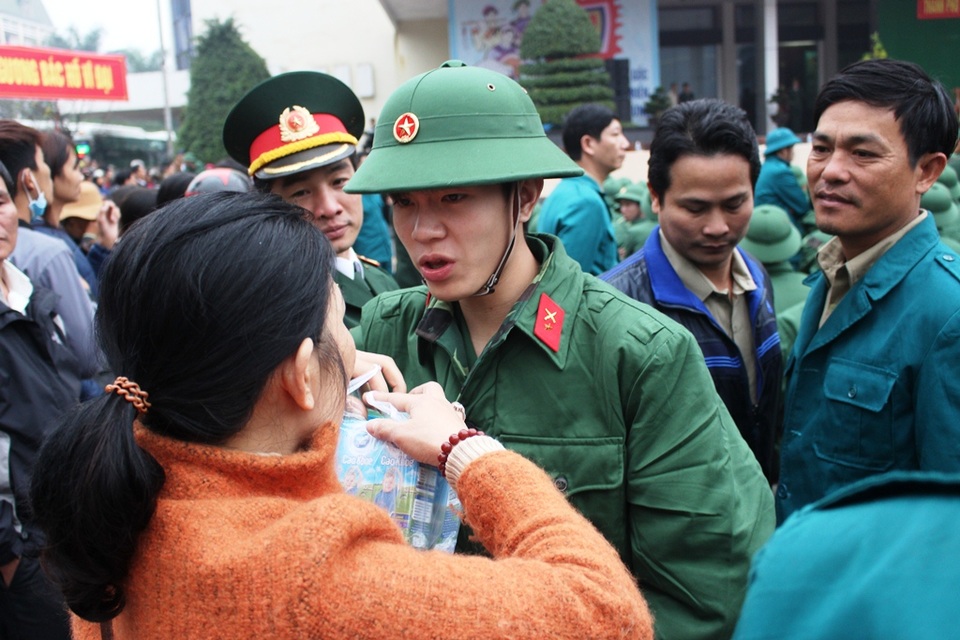 Nước mắt và nụ cười trong ngày tân binh lên đường nhập ngũ - 13 Chàng tân binh nhận bịch sữa từ tay mẹ