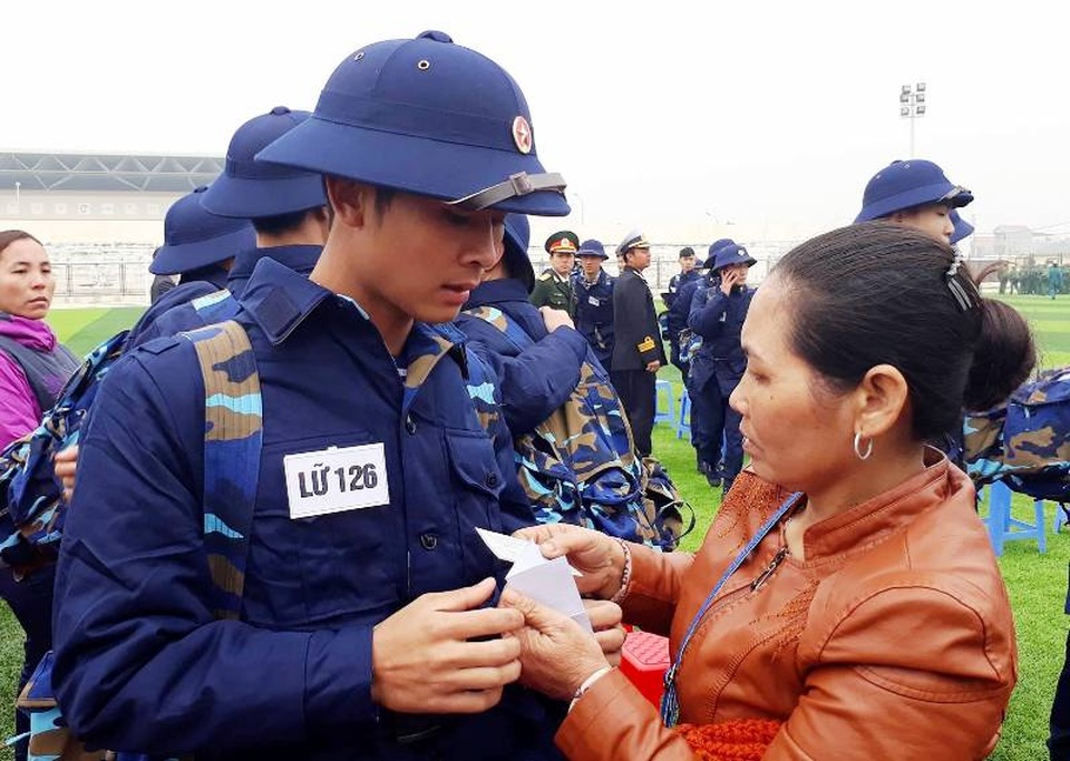 Nước mắt và nụ cười trong ngày tân binh lên đường nhập ngũ - 22 
Người mẹ dặn dò con trước lúc lên đường