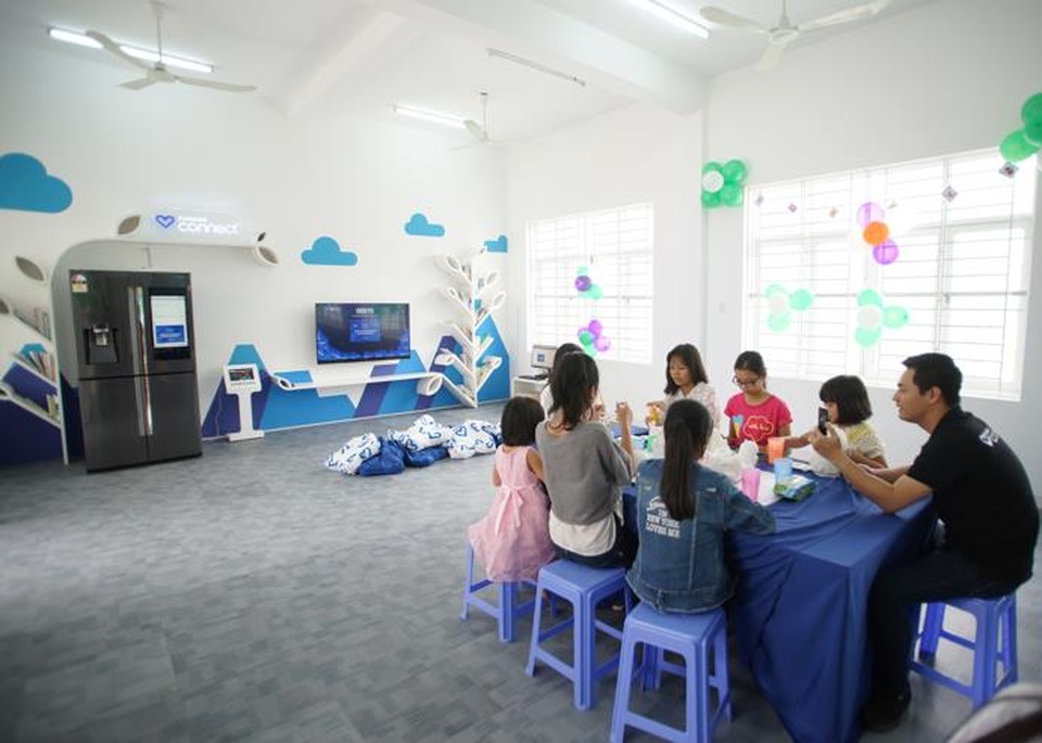 Phan Anh, Helly Tống "kết nối yêu thương" với trẻ em mái ấm Đà Nẵng - 2 Phan Anh, Helly Tống "kết nối yêu thương" với trẻ em mái ấm Đà Nẵng - 2